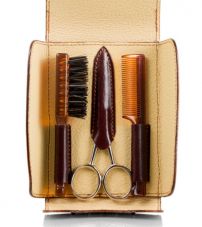 Набор для усов и бороды Mondial: в коричневом чехле щетка, расческа и ножницы